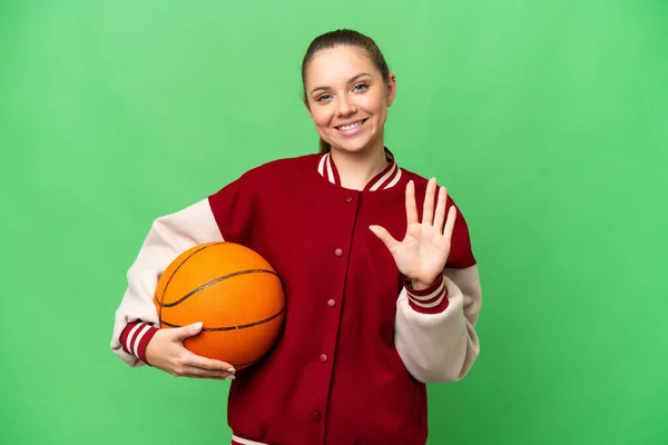 若いですブロンド女性プレイバスケットボール上の隔離されたクロマキーバックカウント5とともに指 — ストック写真