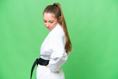 Karate yapan genç sarışın bir kadın. Tecrit edilmiş krom anahtar geçmişi var. Çabaladığı için sırt ağrısı çekiyor.