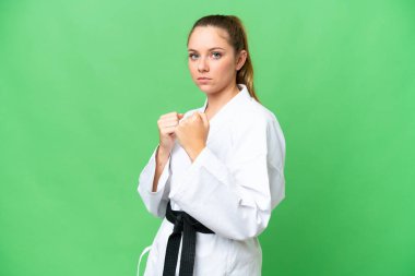 Tecrit edilmiş krom anahtar geçmişi olan genç sarışın kadın karate yapıyor.