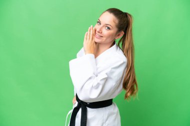 Genç sarışın kadın izole edilmiş krom anahtar geçmişi hakkında bir şeyler fısıldıyor.