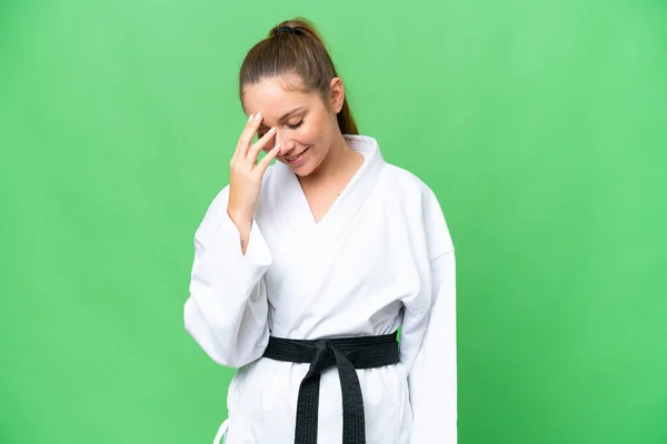 Junge Blonde Frau Macht Karate Über Isolierten Chroma Key Hintergrund — Stockfoto