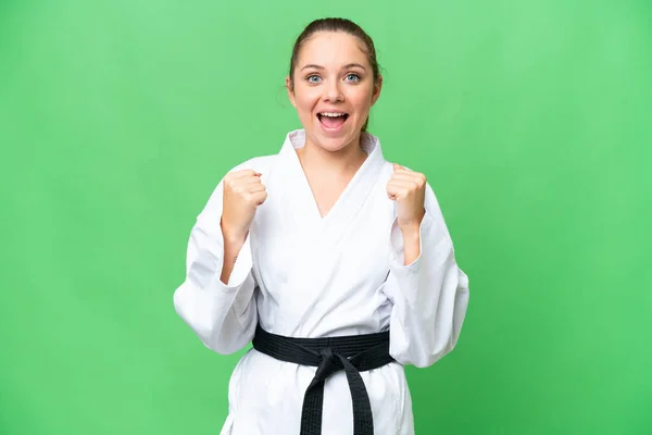 Fiatal Szőke Csinál Karate Felett Elszigetelt Chroma Kulcsfontosságú Háttér Ünnepli — Stock Fotó
