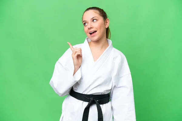 Mujer Rubia Joven Haciendo Karate Sobre Fondo Croma Clave Aislado — Foto de Stock