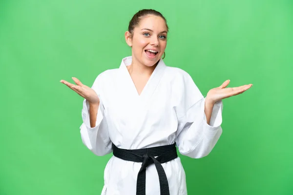 Mujer Rubia Joven Haciendo Karate Sobre Fondo Clave Croma Aislado — Foto de Stock
