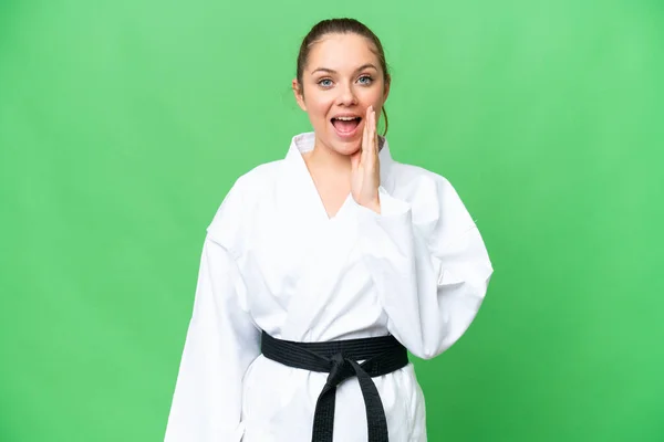 Mujer Rubia Joven Haciendo Karate Sobre Fondo Croma Key Aislado — Foto de Stock