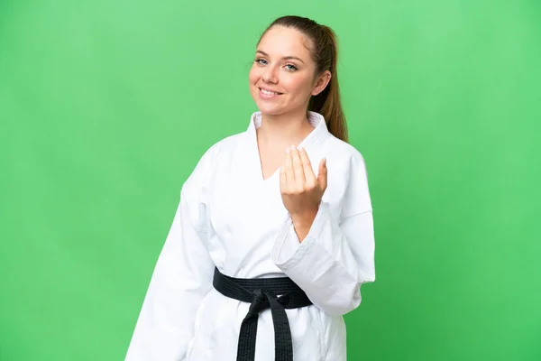 Junge Blonde Frau Macht Karate Über Isolierte Chroma Schlüssel Hintergrund — Stockfoto