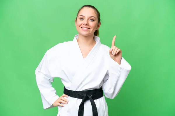 Joven Mujer Rubia Haciendo Karate Sobre Aislado Croma Clave Fondo — Foto de Stock