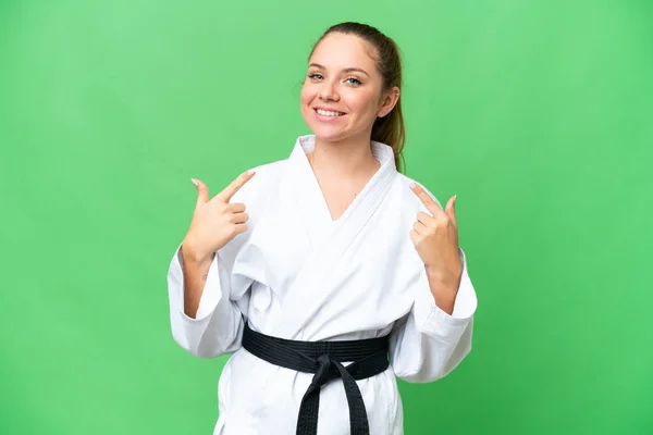 Fiatal Szőke Csinál Karate Felett Elszigetelt Chroma Kulcsfontosságú Háttér Egy — Stock Fotó