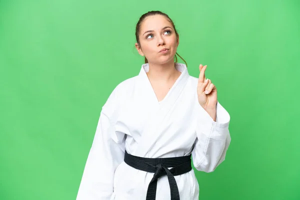 Mujer Rubia Joven Haciendo Karate Sobre Fondo Croma Key Aislado — Foto de Stock