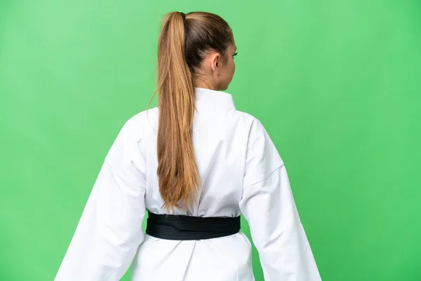 Joven Mujer Rubia Sobre Aislado Croma Clave Fondo Haciendo Karate — Foto de Stock