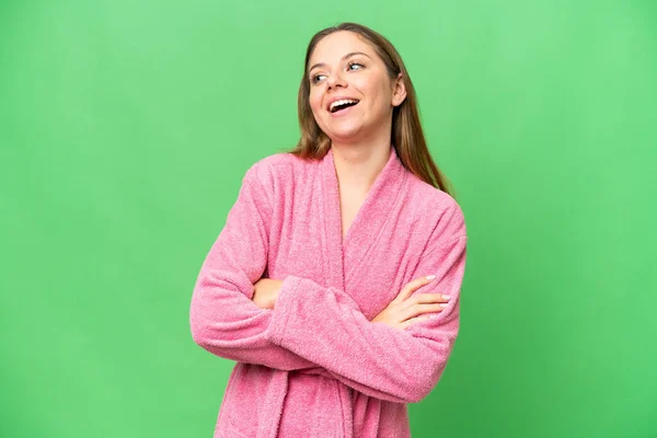Jonge Vrouw Een Badjas Geïsoleerde Chroma Key Achtergrond Gelukkig Glimlachend — Stockfoto