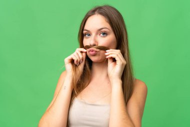 Genç sarışın kadın saçına dokunarak izole edilmiş krom anahtar arkaplan. Portreyi kapat