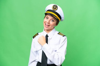 Uçak pilotu kadın izole edilmiş krom anahtar arka planda zaferi kutluyor.