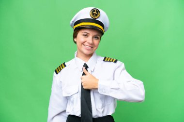 Uçak pilotu kadın izole edilmiş krom anahtar geçmişi var. Baş parmak hareketi yapıyor.