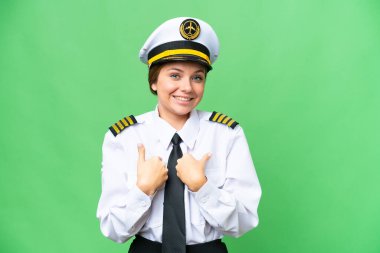 Uçak pilotu kadın izole edilmiş krom anahtar arkaplan ve sürpriz yüz ifadesi.