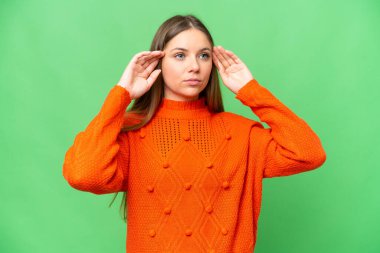 Soyutlanmış krom anahtar geçmişi olan genç sarışın bir kadın. Şüpheleri ve düşünceleri var.