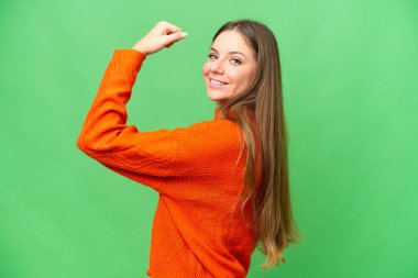 Genç sarışın kadın izole edilmiş krom anahtar arka planda güçlü bir jest yapıyor.