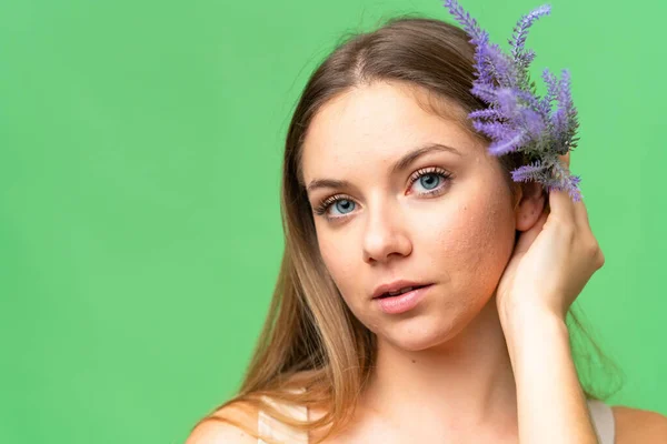 Junge Blonde Frau Über Isoliertem Chroma Schlüsselhintergrund Mit Einer Lavendelpflanze — Stockfoto