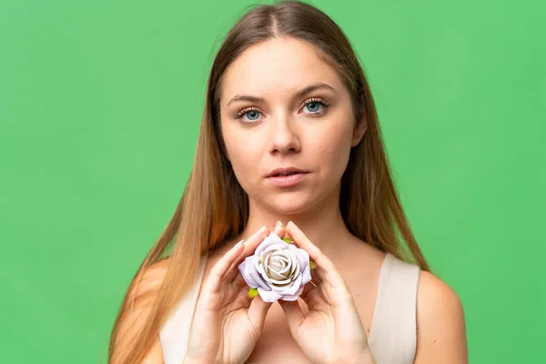 Junge Blonde Frau Über Isoliertem Chroma Schlüsselhintergrund Mit Blumen Porträt — Stockfoto