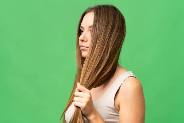 Молодая Блондинка Изолированном Хроматическом Фоне Трогает Волосы Портрет Крупного Плана — стоковое фото