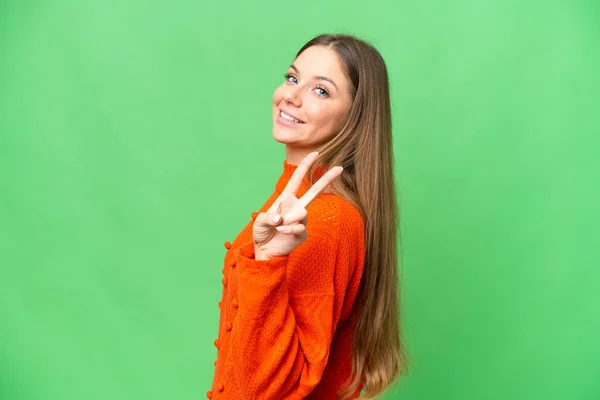Joven Mujer Rubia Sobre Aislado Croma Clave Fondo Sonriendo Mostrando — Foto de Stock