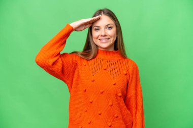 Sarışın kadın izole edilmiş, anahtar arka planda mutlu bir ifadeyle selamlıyor.