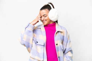 İzole edilmiş beyaz bir arka planda kış pantolonu giyen genç bir kadın gülüyor.