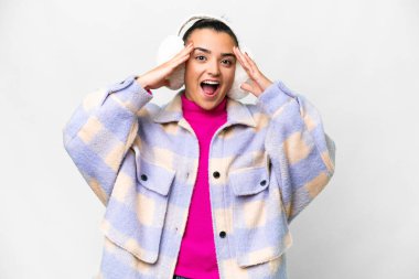 İzole edilmiş beyaz arka plan üzerinde kışlık manşetler takan genç bir kadın.