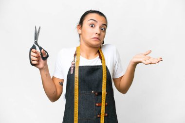 Terzi kadın soyutlanmış beyaz arka plan üzerinde şüpheleri varken el kaldırıyor.