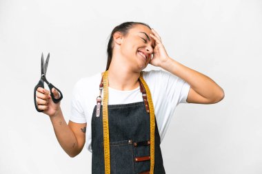 Terzi kadın izole edilmiş beyaz arka planda gülümsüyor.