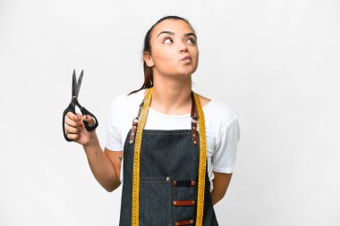 Terzi kadın izole beyaz arka plan ve yukarı bakıyor