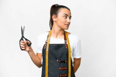 Terzi kadın izole edilmiş beyaz arka planda yan tarafa bakıyor.