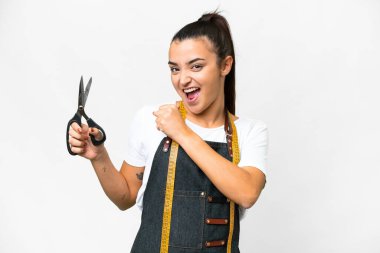 Terzi kadın izole edilmiş beyaz arka planda zaferi kutluyor.