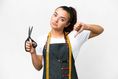 Terzi kadın izole edilmiş beyaz arkaplan üzerinde olumsuz ifade ile baş parmak aşağı gösteren