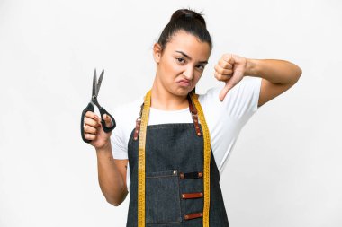 Terzi kadın izole edilmiş beyaz arkaplan üzerinde olumsuz ifade ile baş parmak aşağı gösteren