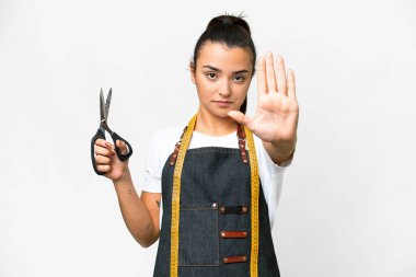 Terzi kadın izole edilmiş beyaz arka planda durma hareketi yapıyor.