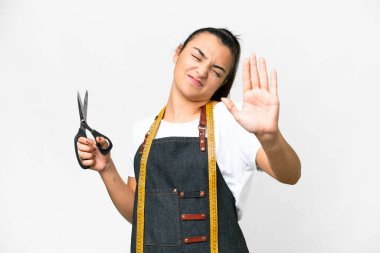 Terzi kadın izole edilmiş beyaz arka planda dur hareketi yapıyor ve hayal kırıklığına uğruyor.