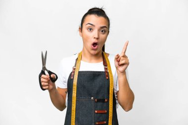 Terzi kadın izole beyaz arka plan üzerinde bir parmak kaldırarak çözümü gerçekleştirmek niyetinde