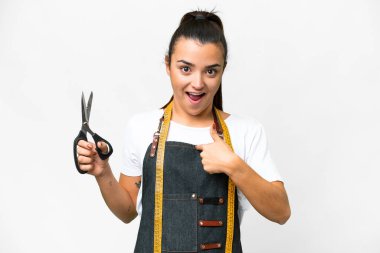 Terzi kadın, yalıtılmış beyaz arka planda, şaşırtıcı bir yüz ifadesi var.