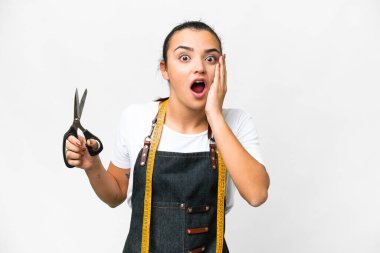 Terzi kadın beyaz arka plan üzerinde şaşırmış ve şok olmuş bir yüz ifadesi var.