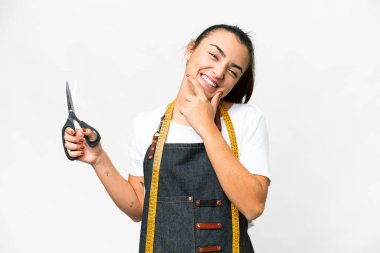 Terzi kadın soyutlanmış beyaz arka planda mutlu ve gülümsüyor.