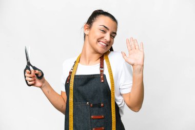 Terzi kadın izole beyaz arka planda mutlu bir ifadeyle selamlıyor.