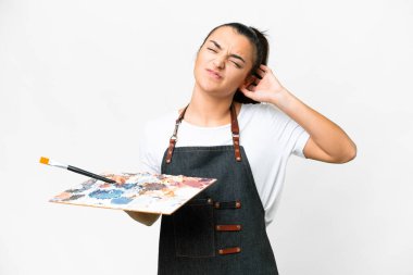 İzole edilmiş beyaz arkaplan üzerinde palet tutan genç sanatçı kadının şüpheleri var.
