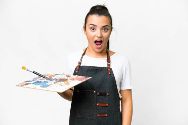 İzole edilmiş beyaz arka plan üzerinde palet tutan genç bir sanatçı.