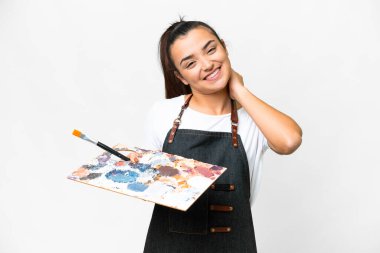 İzole edilmiş beyaz arka planda palet tutan genç sanatçı kadın gülüyor.