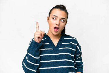 Soyutlanmış beyaz arka planda genç bir kadın bir fikrin parmağı yukarı kaldırdığını düşünüyor.