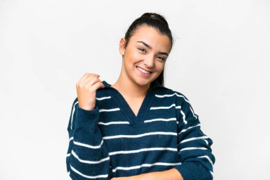 Genç, güzel bir kadın, soyutlanmış beyaz arka plan gülüyor.