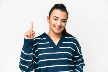 İzole edilmiş beyaz arka planda genç bir kadın harika bir fikre işaret ediyor.