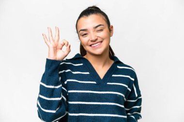 İzole edilmiş beyaz arka planda genç bir kadın parmaklarıyla işaret veriyor.