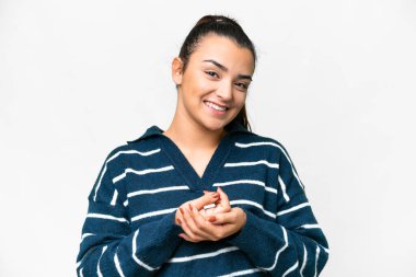 Genç, güzel bir kadın, soyutlanmış beyaz arka plan gülüyor.